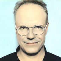 Hans Ulrich Obrist ist einer der bedeutendsten Kuratoren für Kunst weltweit. Er ist Direktor der Serpentine Galleries, London.