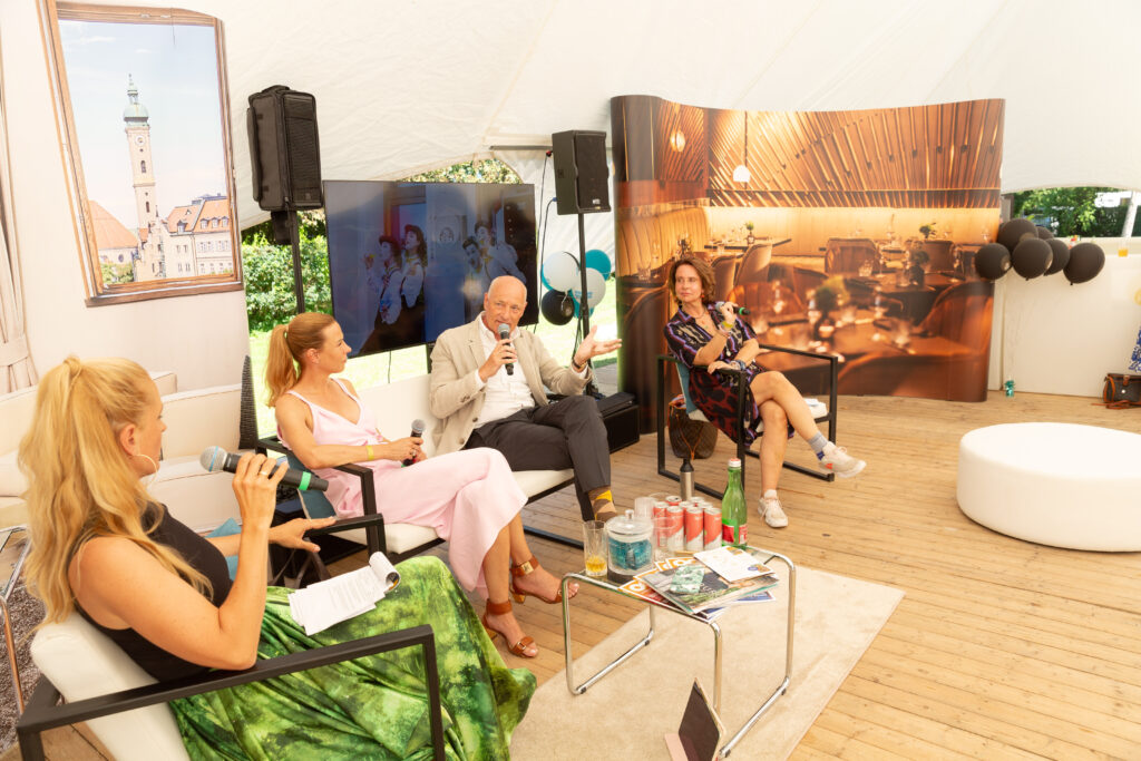 "Warum kluge Menschen dumm Dinge glauben": Ein spannender Garden Talk im Living Hotels FUTURE LAB mit Eva Schütz (Exxpress-Gründerin), Ex-Diplomat Martin Weiss (heute CEO des Salzburg Global Seminar) und ORF-Moderatorin Patricia Pawlicki, moderiert von CALL Festival Host Lilian Klebow