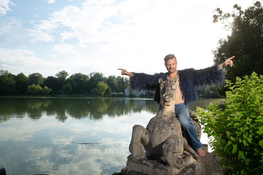 Philipp Hochmair beim CALL-Fotoshooting im Schloss­park Leopoldskron. Die blaue Fransenjacke war für Buhlschaft Deleila Piasko vorgesehen. Doch als Philipp Hochmair sie sah, wollte er sie auch unbedingt anziehen.