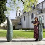 Nobelpreisträgerin Emmanuelle Charpentier in Salzburg mit Skulpturen des Künstlers Erwin Wurm, den sie seit ihrer Wiener Zeit schätzt: „Grandios, was er macht.“