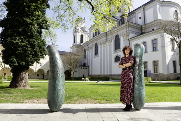 Nobelpreisträgerin Emmanuelle Charpentier in Salzburg mit Skulpturen des Künstlers Erwin Wurm, den sie seit ihrer Wiener Zeit schätzt: „Grandios, was er macht.“