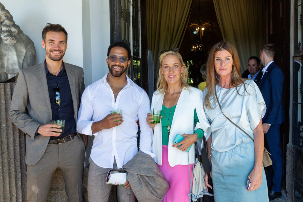 Autoexperte Florian Ferstl mit Sänger Cesár Sampson, Schauspielerin Lilian Klebow und Ö3-Reporterin Ela Euler-Rolle (v.l.n.r.) beim CALL Festival auf Schloss Leopoldskron