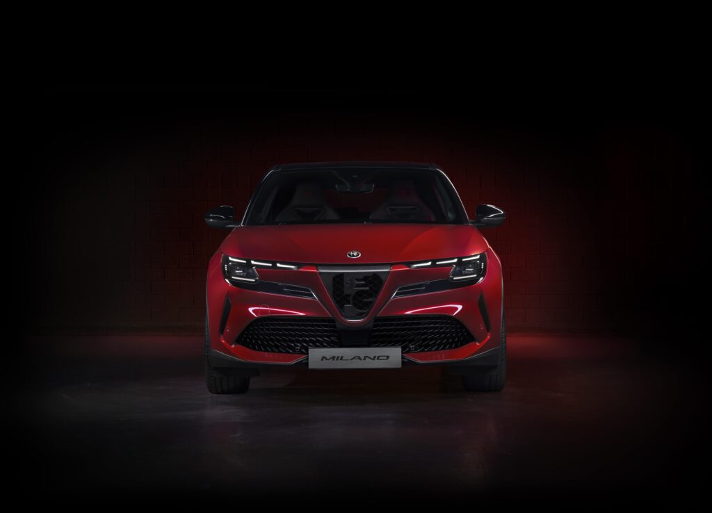 Blickfang: Die dreiteiligen Voll-LED-Matrix-Scheinwerfer neben dem traditionellen Scudetto-Kühlergrill, in der Version „Leggenda“ sogar mit historischem Alfa Romeo-Schriftzug versehen.