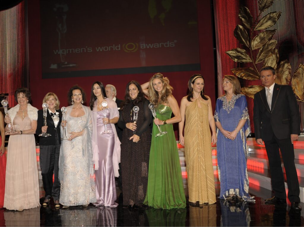 Das große Finale: Marilyn Carlson Nelson (CEO Carlson, u.a. Radisson Hotels, TGI Fridays), Marianne Faithfull, Claudia Cardinale, Monica Bellucci, Angela Missoni, Elle McPherson, Hosts Vera Russwum, Königin Noor, Alfons Haider (v.l.n.r., Foto: API/World Awards Media)