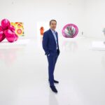 Jeff Koons bei der Eröffnung seiner Ausstellung „Lost in America“ in Doha, Katar (Foto: Getty Images)