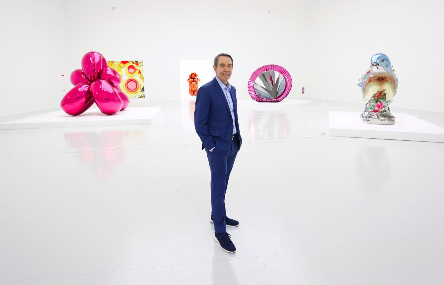 Jeff Koons bei der Eröffnung seiner Ausstellung „Lost in America“ in Doha, Katar (Foto: Getty Images)