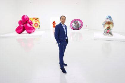 Jeff Koons bei der Eröffnung seiner Ausstellung „Lost in America“ in Doha, Katar (Foto: Getty Images)