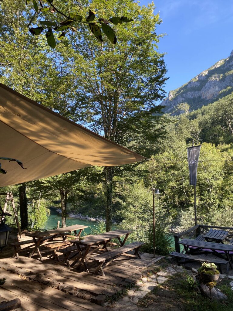 Das Outdoor-Restaurant im Grab Ethno Village direkt am Fluss Tara (Foto: CALL Magazine/Clara Lou Kindel)