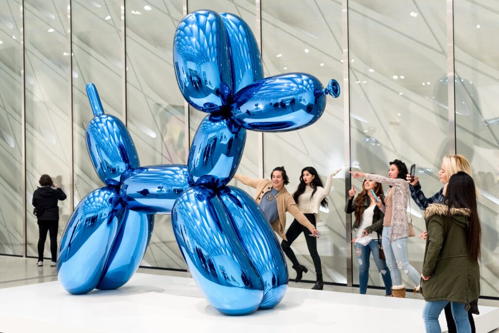 „Ballon Dog“ von Jeff Koons, The Broad Contemporary Art Museum, Los Angeles, Kalifornien