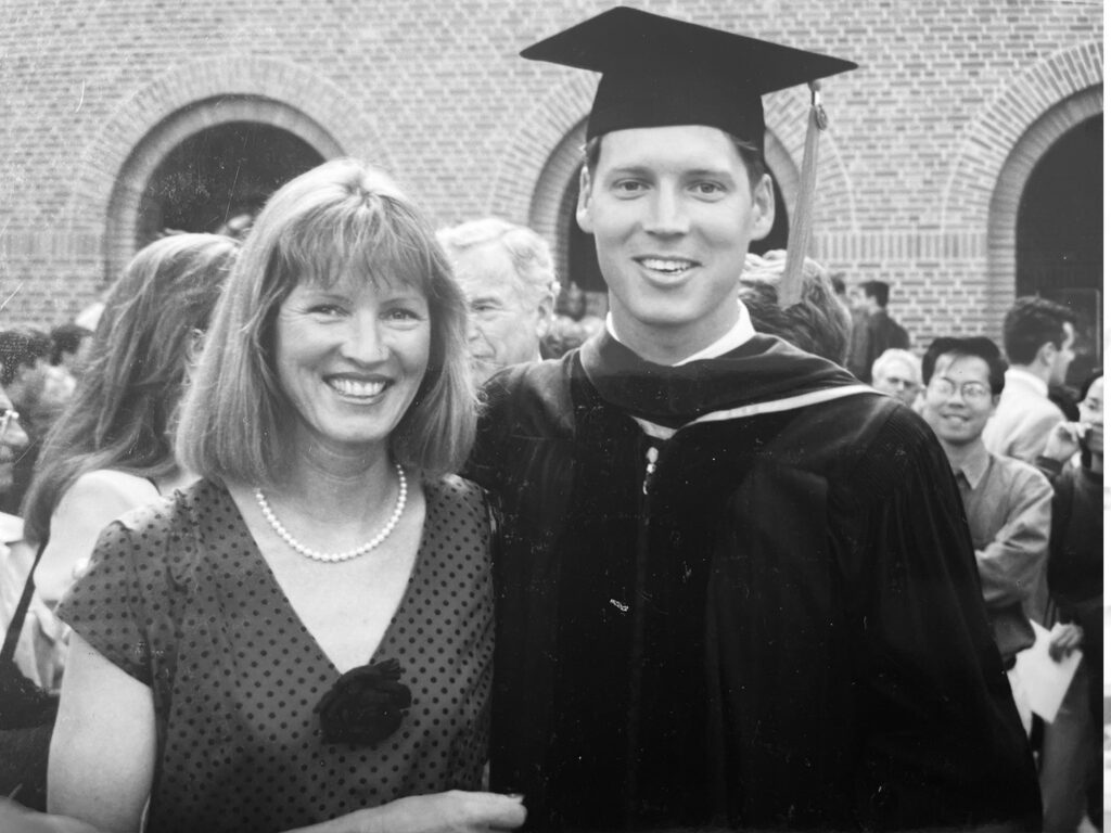 Patrick Knapp-Schwarzenegger bei seiner Promotion 1995 an der USC mit seiner österreichischen Mutter Erika Knapp (Foto: Patrick Knapp-Schwarzenegger privat)