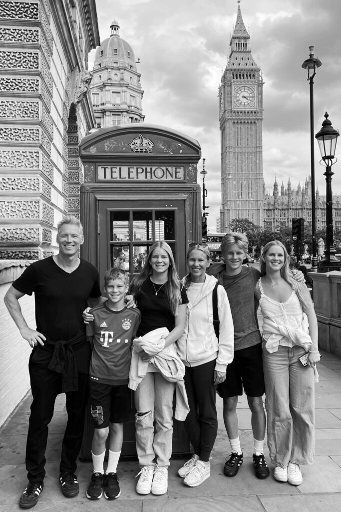 Mit seiner Frau Bliss Ellis und seinen Kindern Valentina, Franziska, Leonardo und Mario (Foto: Knapp-Schwarzenegger privat)