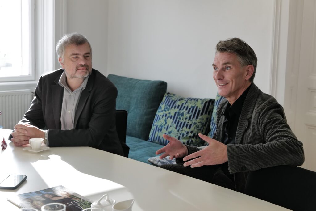 Guillaume Demolier (l.) und Stefan Herheim im Büro des Impresarios am MusikTheater an der Wien (im Hintergrund sein Roche-Bobois-
Ruhesofa)