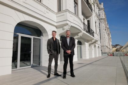 MusikTheater-an-der-Wien-Intendant Stefan Herheim mit Roche-Bobois-CEO Guillaume Demulier auf der neuen Theaterterrasse