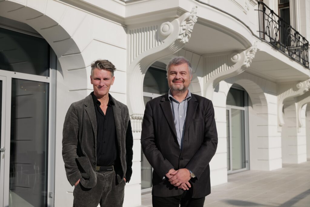 MusikTheater-an-der-Wien-Intendant Stefan Herheim mit Roche-Bobois-CEO Guillaume Demulier