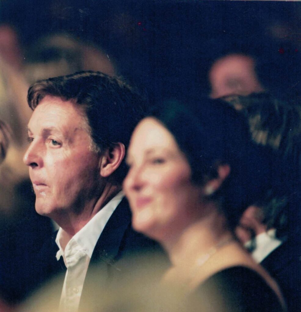 CALL-Herausgeberin Christina Zappella-Kindel (vorne leicht verschwommen) bei den World Awards 2001 in der Wiener Hofburg: Ein Abend lang Tischnachbarin von Paul McCartney